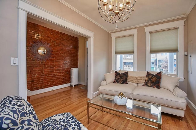 Building Photo - 3 level townhouse w 2br 2.5ba, parking spo...