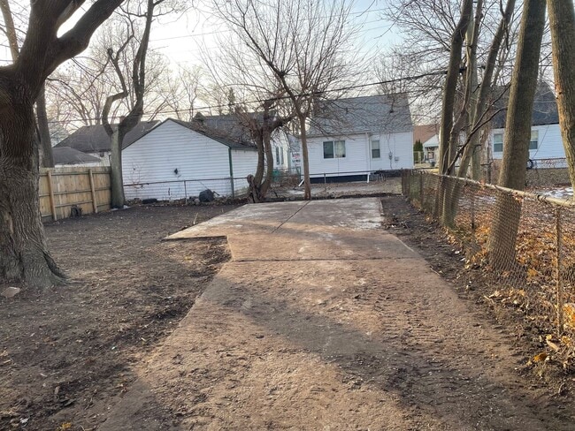 Building Photo - 3 bedroom Fully renovated Westside Bungalow