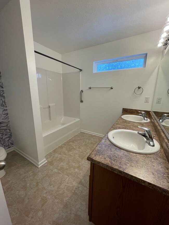 Building Photo - Gorgeous Three Bedroom Single-Family Home