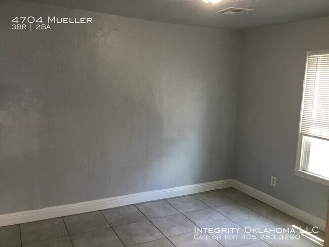 Building Photo - 4704 N Mueller Ave