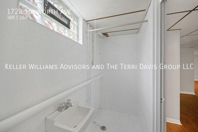 Building Photo - 1723 Tuxworth Ave
