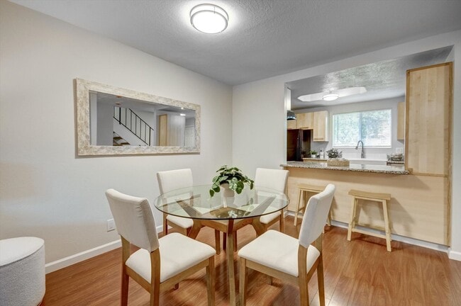 Building Photo - Sunnyvale Meadows Condo