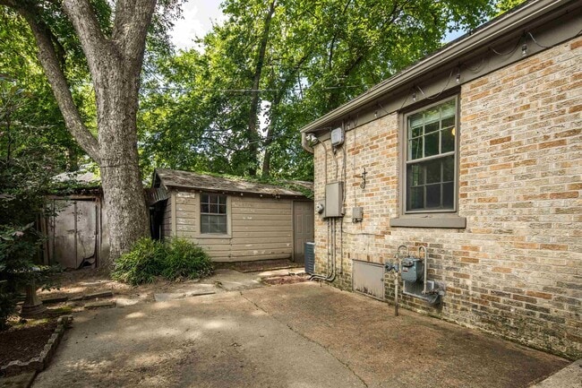 Building Photo - 731 Buck St