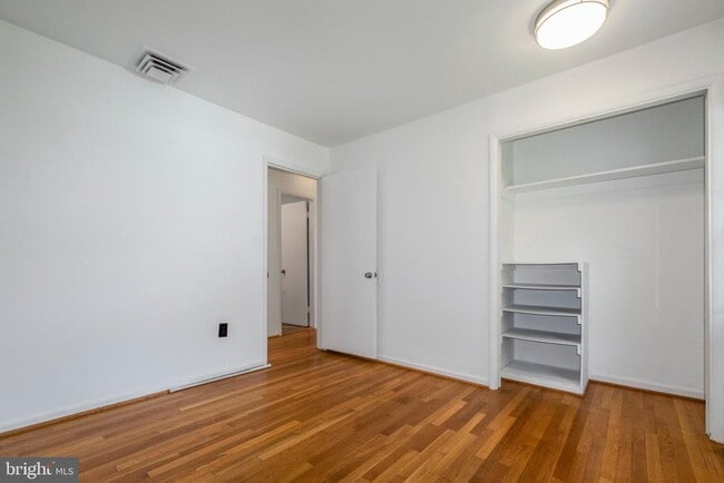 Building Photo - 102 Greenmeadow Dr