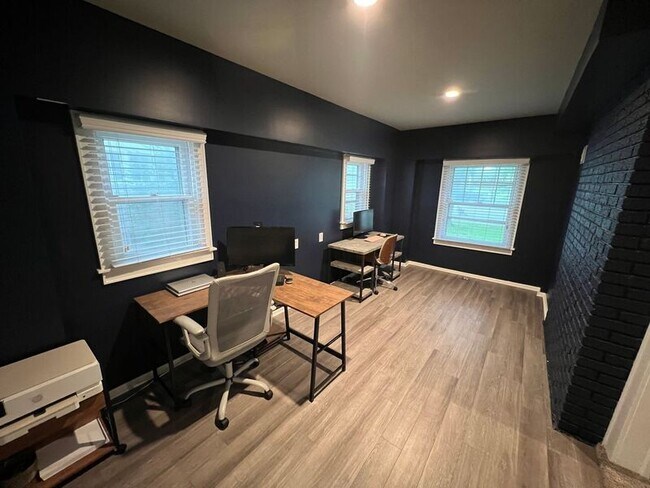 Building Photo - 616 W 63rd St