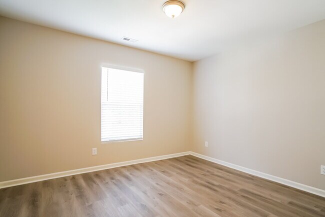 Building Photo - 5200 Tant Cir