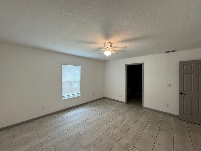 Building Photo - Beautiful 3 Bedroom, 2 Bathroom Home in De...