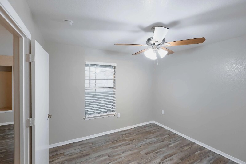Building Photo - 390 Shady Ln Dr