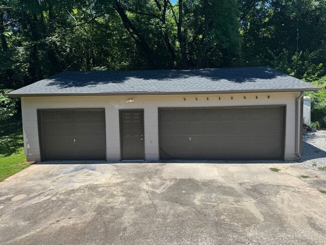 Building Photo - Spacious 4-Bedroom Home with Den, Fenced Yard & 3-Car Garage. Available Late July!
