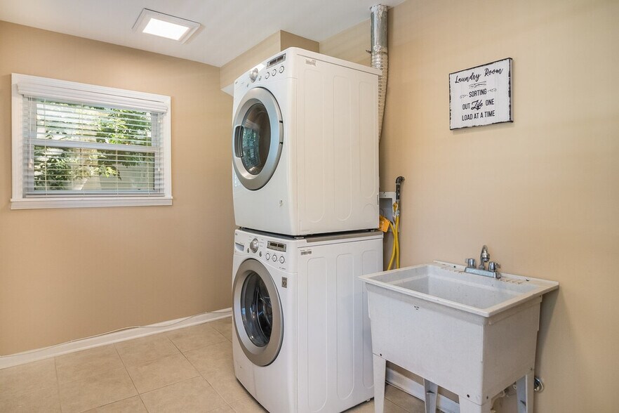 Building Photo - 356 W Morris Ave