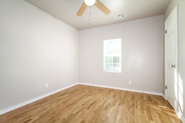 Building Photo - 206 W Kittyhawk Dr