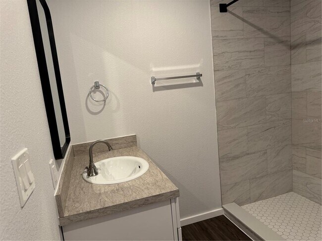 Building Photo - 412 S 6th St