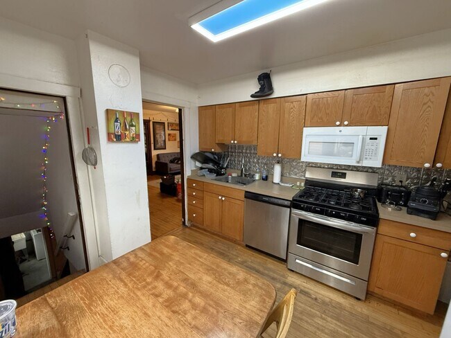 Building Photo - 1323 St James Ct