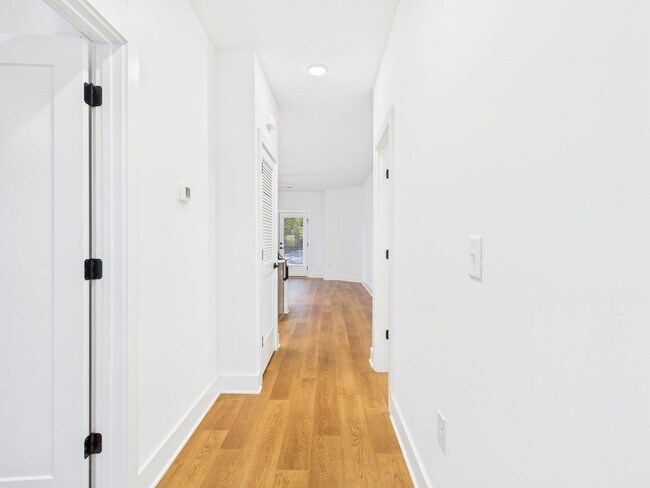 Building Photo - 913 Bainbridge St