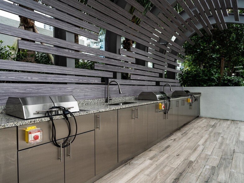 Building Photo - 851 NE 1st Ave