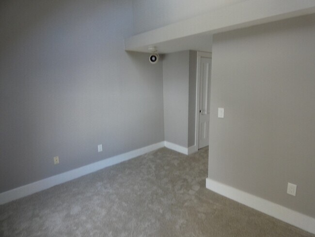 Building Photo - 98 Maple St