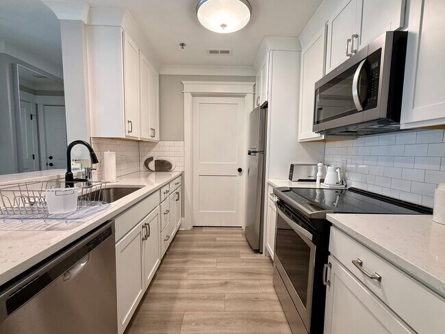 Building Photo - 2424 Selwyn Ave