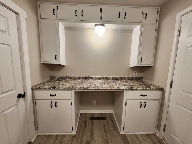 Building Photo - Spacious 3-Bedroom, 1-Bathroom Home AVAILABLE NOW!!