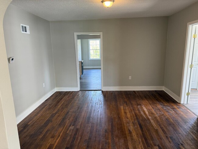 Building Photo - 629 Catalpa St