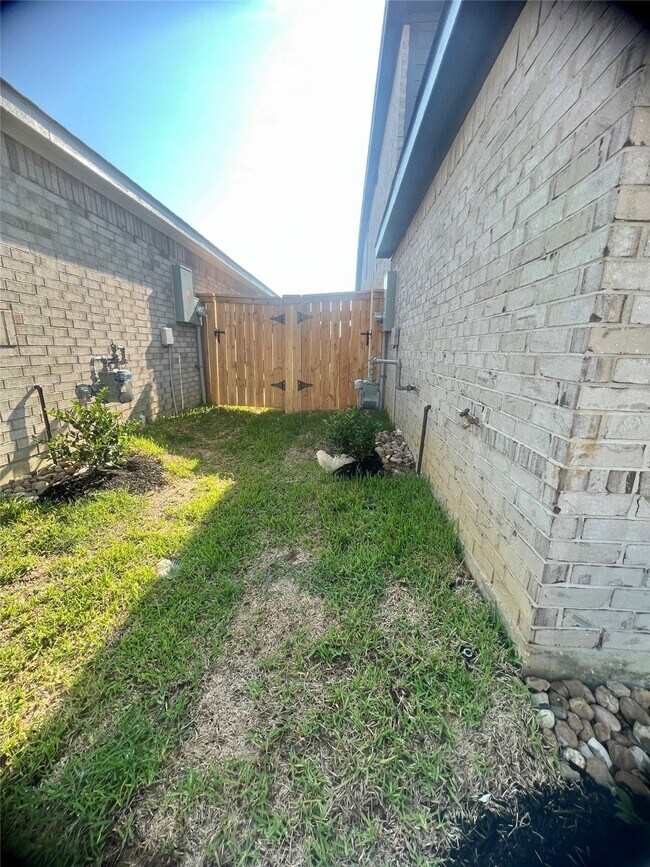 Building Photo - 16802 Great Highlands Dr
