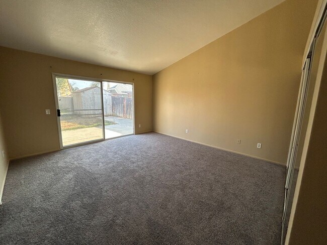 Building Photo - Spacious single story 3 bedroom home seeking new family!