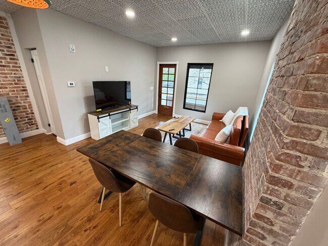 Building Photo - 400 N. 9th-4TH OFFSET