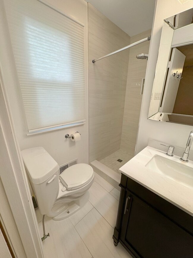 Building Photo - Spacious 4BR/2.5BA Home in Prime West End ...