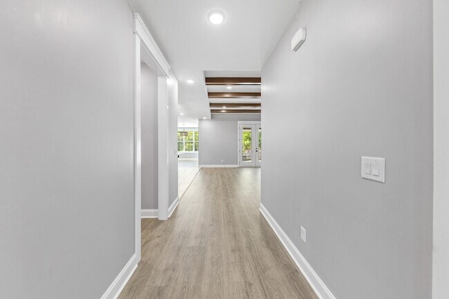 Building Photo - 601 Joyce Ave