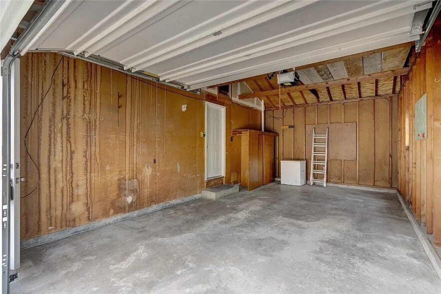 Building Photo - 2110 F Ave NE