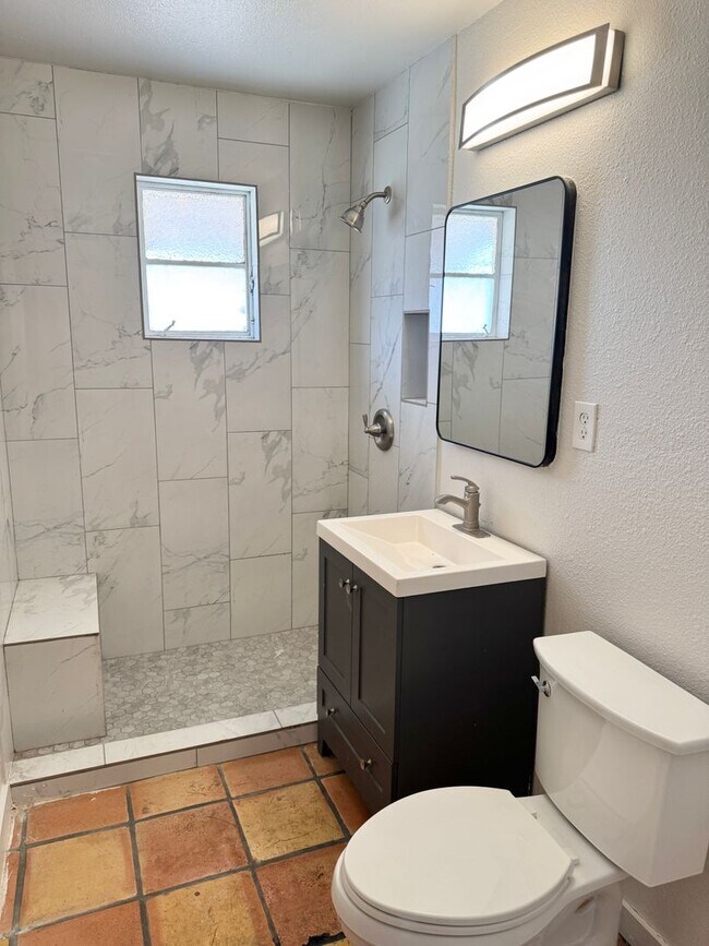 Building Photo - Fantastic 3 Bedroom/2 Bath Single Level Ho...