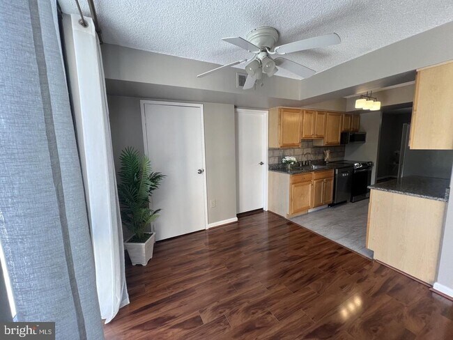 Building Photo - 4500 S Four Mile Run Dr