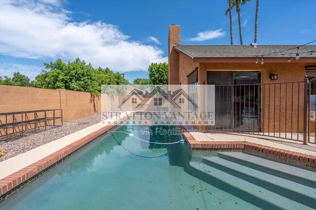 Building Photo - 2142 S Las Palmas