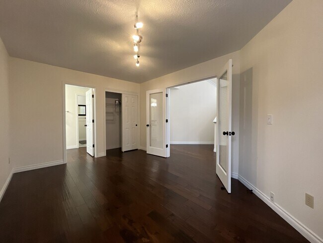 Building Photo - Grand 5 Bedroom Home Featuring 19ft Ceilings, Family Room & Main-Level Suite