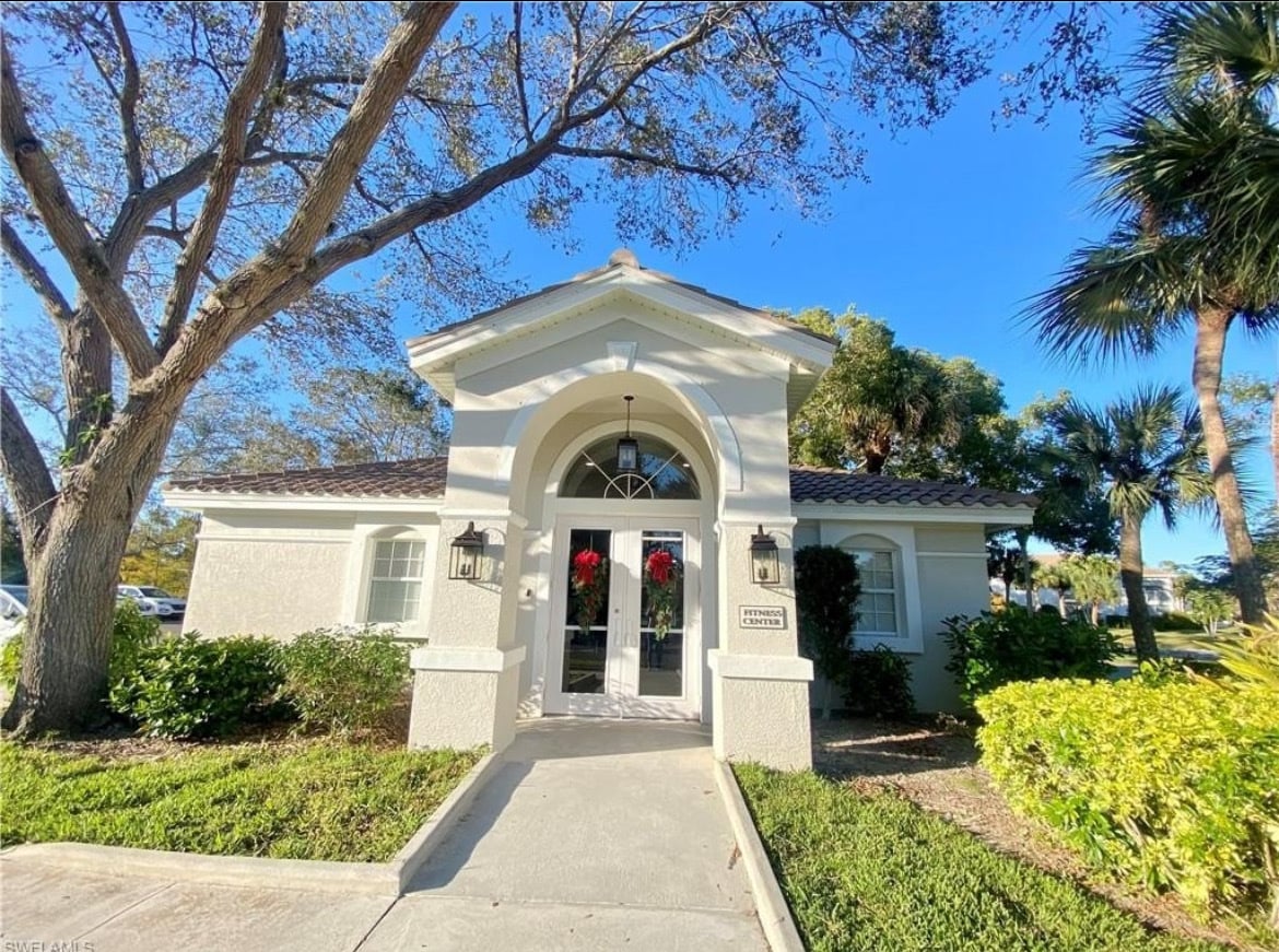 Club house - 6910 Satinleaf Rd N