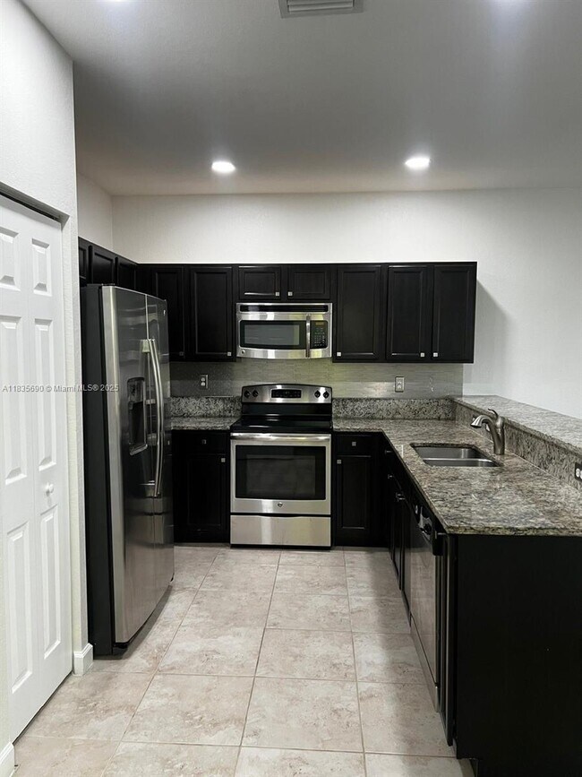 Building Photo - 11512 SW 151 Ave