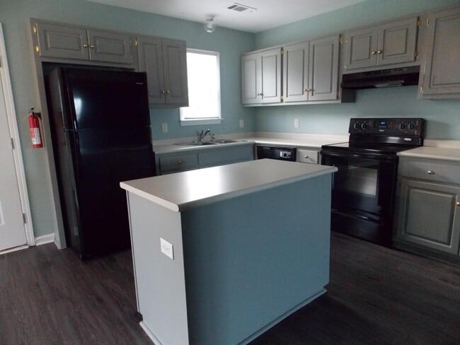 Building Photo - FALL 2026-2086 Gabbies Run