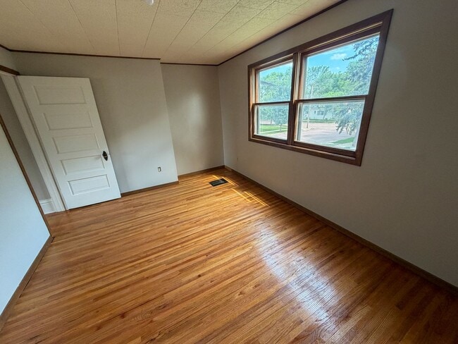 Building Photo - 609 N Edmunds- 3 bedroom, 1.5 bathroom house with a large garage, off street parking and central AC.