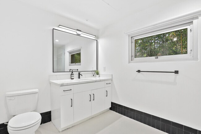 Building Photo - 4111 W Sunset Blvd