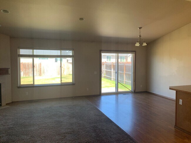 Building Photo - 4 Bedroom 2 Bathroom Rambler with Garage a...