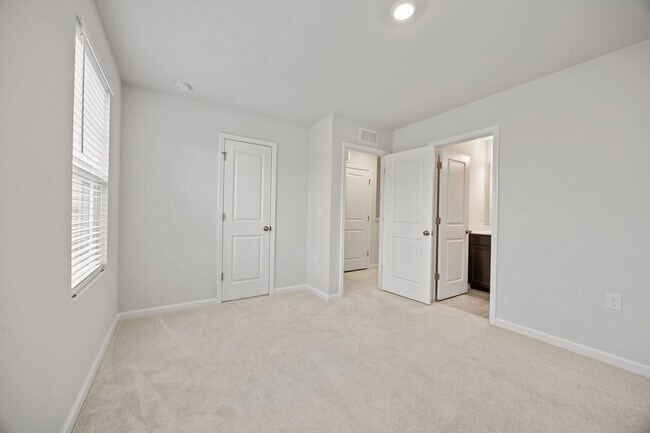 Building Photo - Raleigh Living Made Easy – 3BR Townhome w/ Amenities & Prime Location