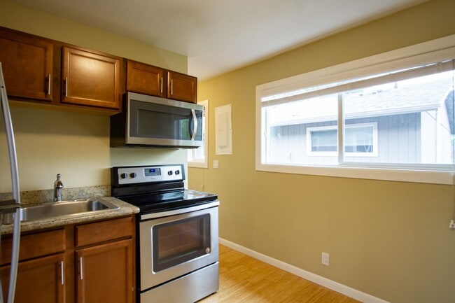 Building Photo - Renovated 2 Bedroom Flat in St. Johns/Port...