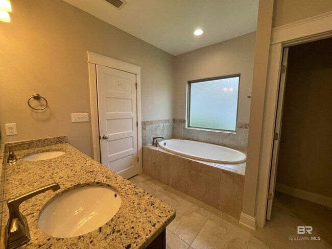 Building Photo - 253 Hawthorne Cir