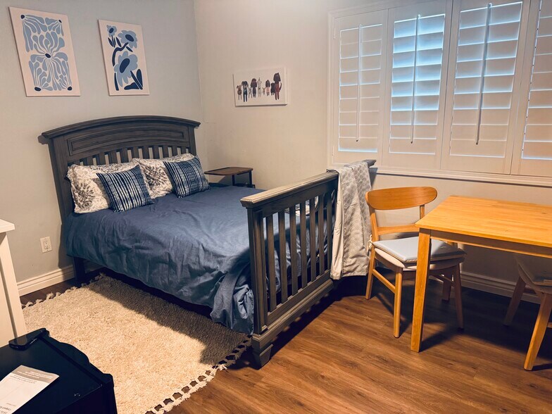 Full size bed and dresser - 1716 W Mandalay Ln