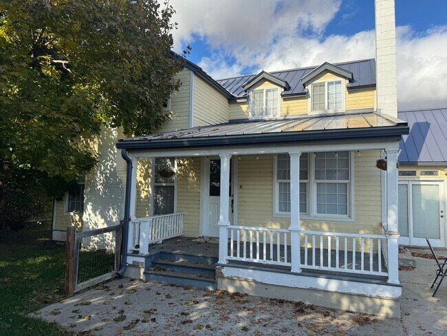 Building Photo - Beautiful 4-Bedroom Home on a Private, Treed Lot in North Ellensburg