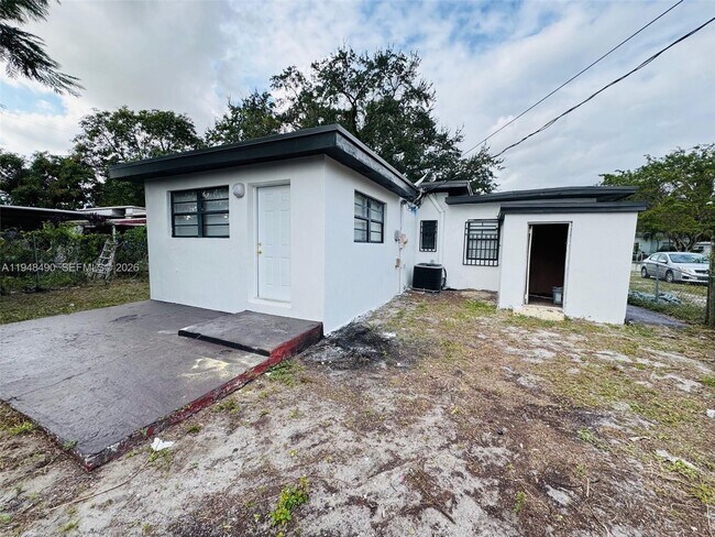 Building Photo - 1210 Fisherman St