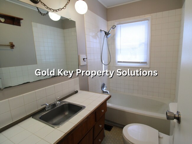 Building Photo - 3 BR 1 BA House in Meadowbrook Area with G...