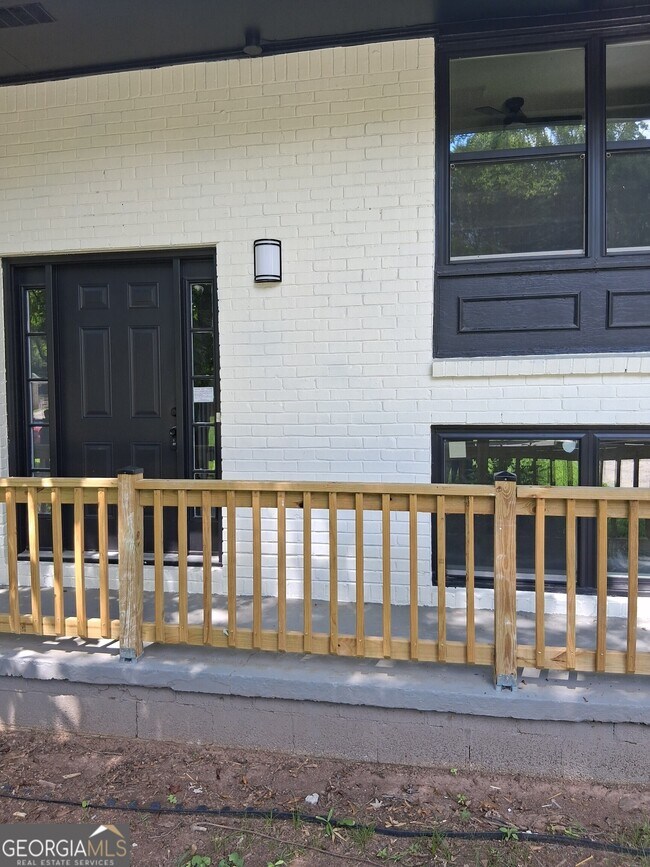 Building Photo - 8229 Queens Dr