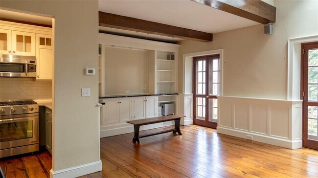 Building Photo - 113 Coggeshall Ave