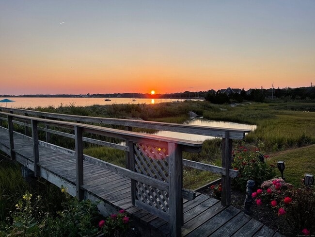 Building Photo - 14 Oak St