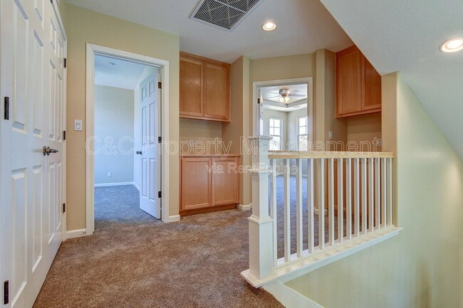 Building Photo - 453 Tulip Ct